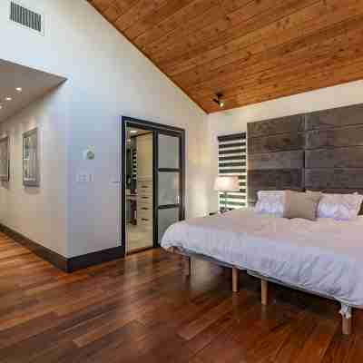 Gates Dr-Stylish and Spacious House Near Mayo in Rochester Best Neighborhood Rooms
