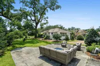 Charming Cottage & Guest House 1 Block to Beach with Oaks and water views - Boutique