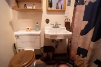 Arrowhead, A/C, Private Jacuzzi, Huge Backyard, 65" TV, Fully Stocked, Dogs OK. - Hytter