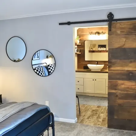 Lakefront Luxury Cabin- Dock, Hot Tub, Firepit, Kayaks, Game Room, Bunk Room