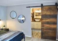 Lakefront Luxury Cabin- Dock, Hot Tub, Firepit, Kayaks, Game Room, Bunk Room - Wi-Fi