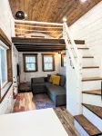 Cozy Tiny Home - Farm Stay - Near Qualicum Beach - บังกะโล