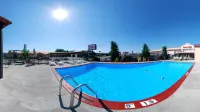 Econo Lodge - Pools