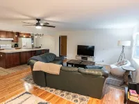 4 Bedroom Home, Fenced Yard and Hot Tub! Отели в г. Ландер