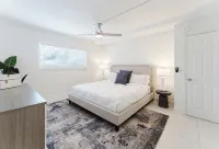 Serene Waterfront 2BR 2BA with Intracoastal Views, Pool, Balcony, Parking - Parvekkeita