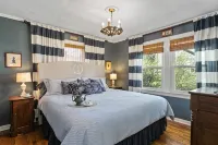 Scarlett Scales Cottage in Downtown Franklin - บังกะโล