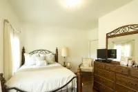 3 acre Lake, Farm Animals Petting Zoo, Horses and Horseback Riding, Room to roam