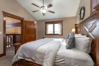Cedar Cove -Private Lake Front + Hot Tub -5 min to Branson Strip -Dogs ok w/fee! - Homestays