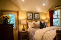 The Cozy Cabin....Walk to Brighton ski slopes! - Hytter
