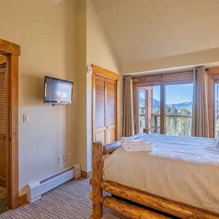 Spacious Top-Floor 3-Bed Springs Condo: 5 Minute Walk to Gondola and Restaurants