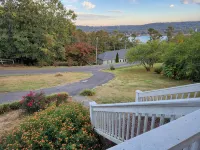11. Spacious Lakeview home, King bed, minutes to downtown, shopping, boat ramps - 3성급