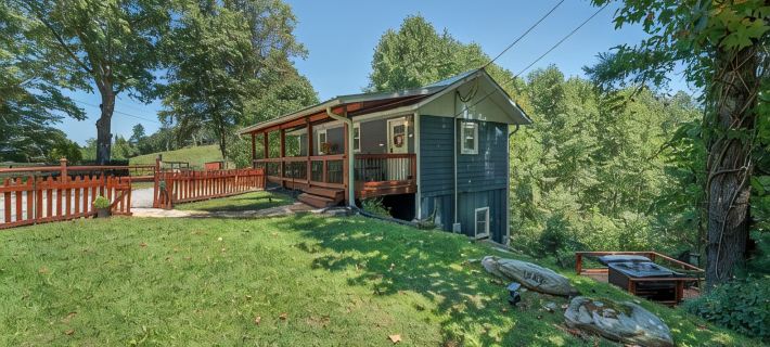 “Little Blue Cabin • Cozy Boho Hideaway • Jacuzzi, Fire Pit & Close to Brp” Ξενοδοχεία στην πόλη Mitchell County