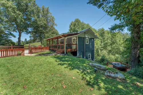“Little Blue Cabin • Cozy Boho Hideaway • Jacuzzi, Fire Pit & Close to Brp” - Boutique