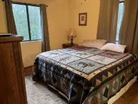 5 minutes to Helen center, hot tub, on creek with waterfall’ - Chalets