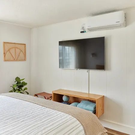 Boutique Style 2 Bedroom Apartment w/pool