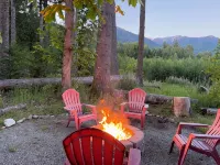 River Vista Cabin with Mountain Views - Feriehus