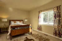 Spacious Western Home on 2 acres in the Pines close to Crater Lake - 3성급
