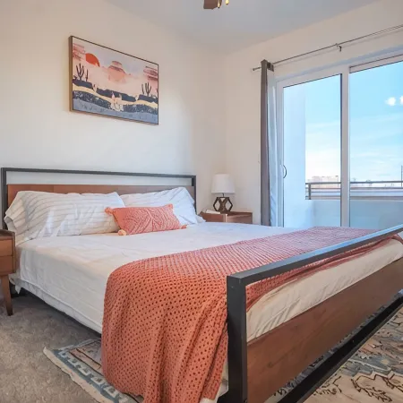 Modern/Luxury Townhouse- HOT TUB - Sleep up to 8!