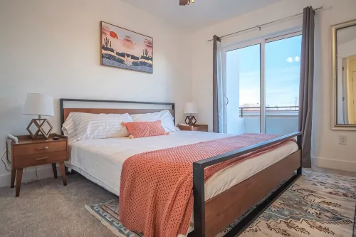 Modern/Luxury Townhouse- HOT TUB - Sleep up to 8! - balcony