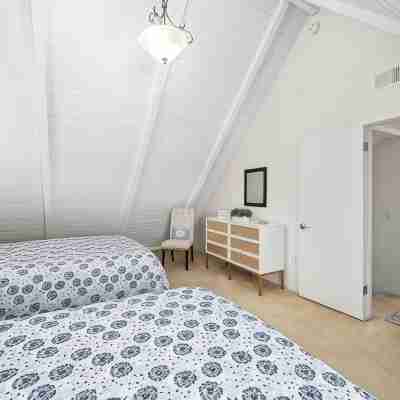 Magical Home on the Hill with Ocean Views - Two Queen Beds and One Full Bed Rooms