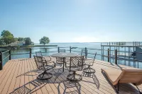 Kick Back and Relax at This  Cozy Lake Front Retreat! - 3-Star