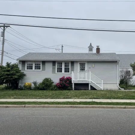 3 bedroom Cottage w/ Tiki Bar, great location in Ship Bottom