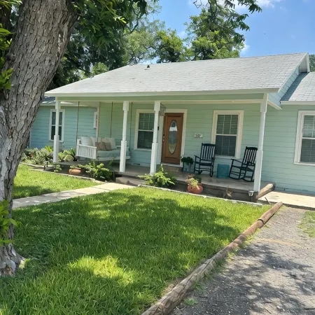 Gorgeous quiet and cozy 3 bedroom/ 2 bathroom home awaits you!