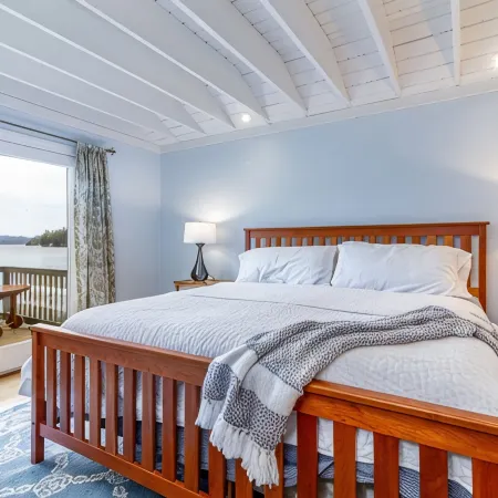 Totally remodeled year round LAKEFRONT home with stunning views of Lake Bomoseen 캐슬턴 호텔