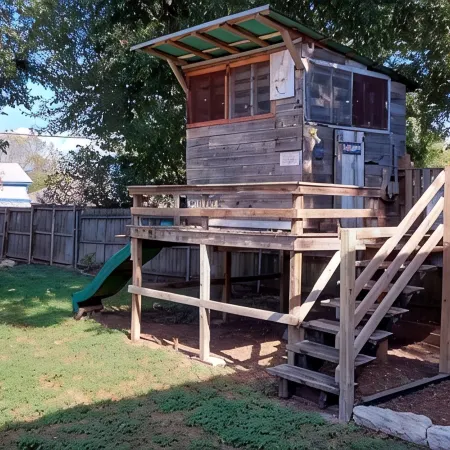 Family home with fenced yard 6 minutes to the Silos