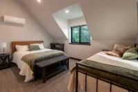 Luxury Mountain Cabin with Hot Tub, Fire Pit, EV Charger, Skiing <.3 Miles Away - Alphydda