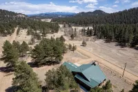 NEW Indian Paintbrush Log Cabin -Sleeps 12+ on scenic horse ranch with views! - con encanto