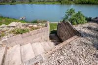 One of a Kind Vintage Lakefront Getaway on Lake Dunlap--W/D, fire pit, 4 tvs - Hytter
