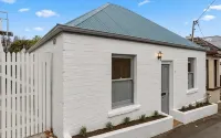 ‘Star Cottage’ historic, cosy and walking distance to CBD/Salamanca - 3성급