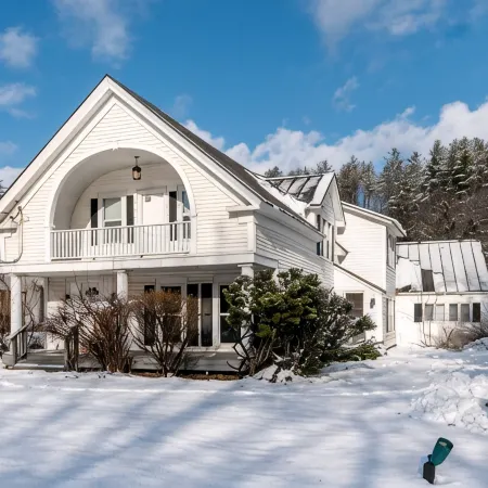 Modern 7Bd/3Ba Mountain Chalet w/ Hot tub, 3 minutes from Okemo