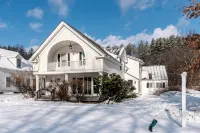 Modern 7Bd/3Ba Mountain Chalet w/ Hot tub, 3 minutes from Okemo - 샬레 호텔