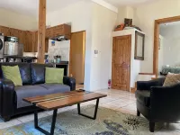 Clean & Comfy Casita with Super Fast WiFi, A/C, Private Patio and Parking. - บังกะโล