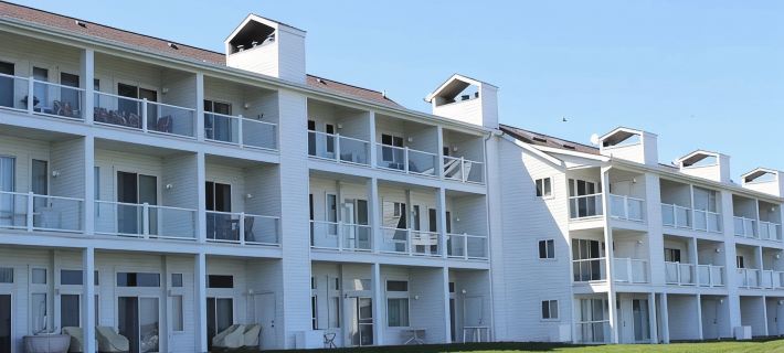 Lake Charlevoix Lakeview Escape Отели в г. Чарлвуа