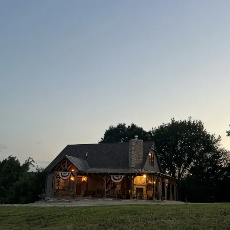 LODGE AT SADDLE RIDGE. Just five minutes from Hermann.