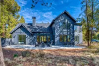 Luxury Sunriver Lodge, 3 King Suites, SHARC Passes, Hot Tub, EV, Sleeps 16! - ブティック