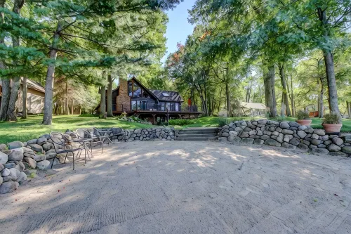 Whitefish Chain Lake Home with Beach + Sauna + King Beds + Kayaks +Paddle Boards - Hytter