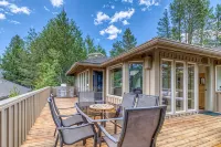 Modern Sunriver Luxury Home with Fenced Turf Pet Yard, Large Kids Room, SHARC !! - Hot Tub