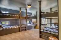 Luxury Sunriver Lodge, 3 King Suites, SHARC Passes, Hot Tub, EV, Sleeps 16! - ブティック