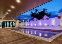 King Royal Hotel - parking