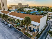Sunny & Comfy ~ Steps to Siesta Key Beach ~ Pool! - 3-Star