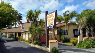 Hobson's Choice Motel Hotels near The Woodturners Kauri Gallery & Working Studio -home of Master wood turner Rick Taylor.