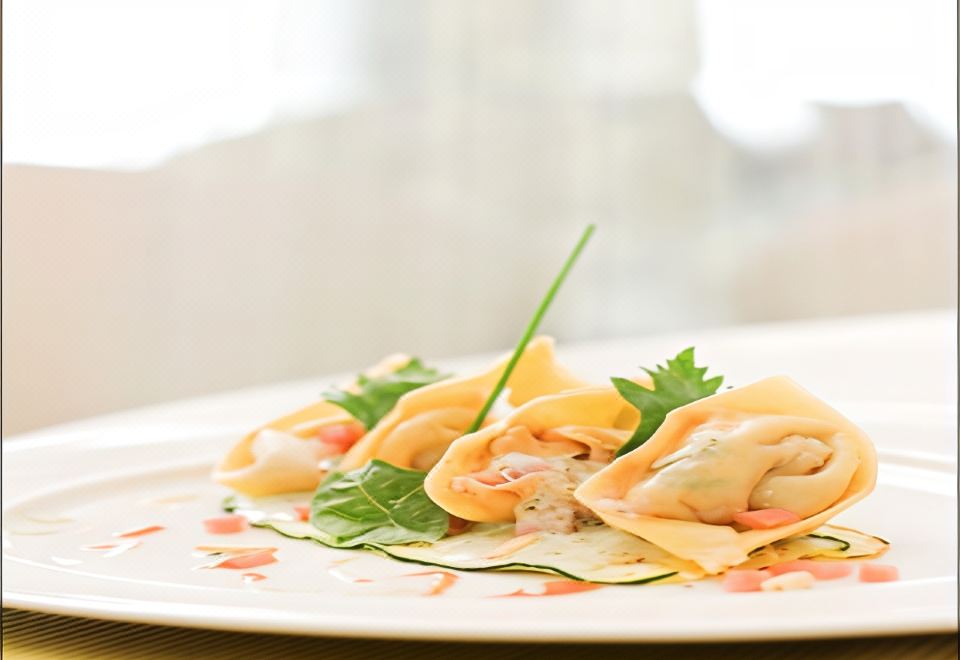 풀만 첸나이 안나 살라이의 모던한 레스토랑 전경