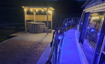 The Rose - 37ft Lakeside Yacht with Hot Tub