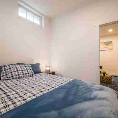 Spacious Newly Renovated 1 Bedroom Suite Rooms