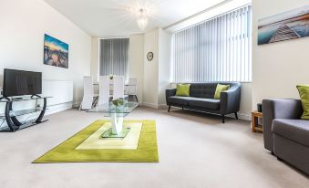 Comfortable Swindon Town Centre Apartments, Free Parking, Sleeps up to 8