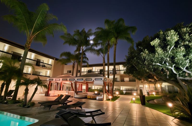 Atrium Hotel Pool & Spa Day Pass Irvine💛 Experimente a emoção de